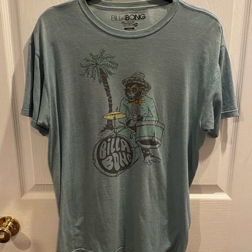 Billabong Men's Blue Graphic Tee size Large 
T-9